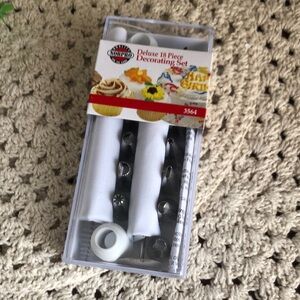 Deluxe 18 Piece Decorating Set